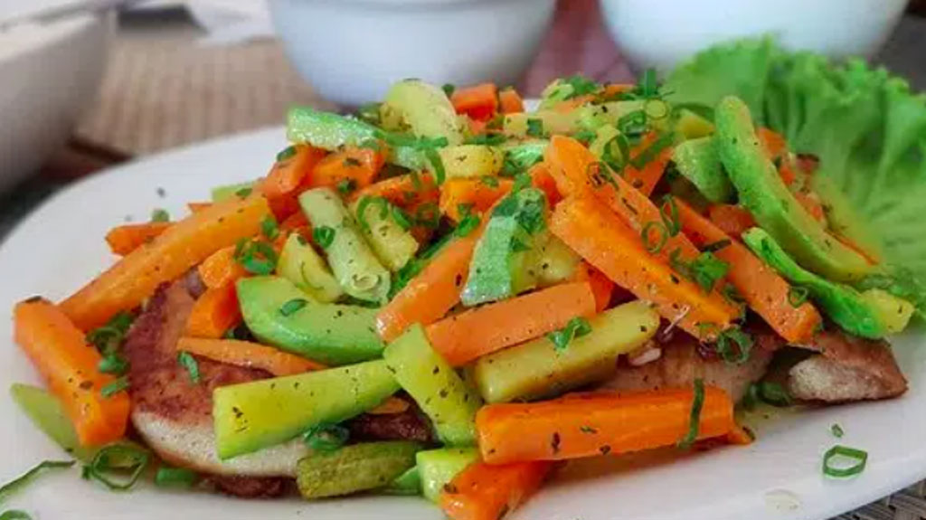 Salada de legumes colorida, faça assim para acompanhar sua refeição